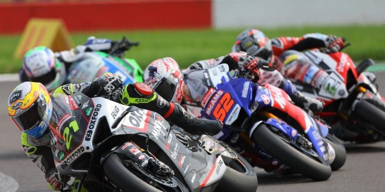 Kyle Ryde vence corrida absolutamente caótica do BSB em Donington Park, com drama e bandeira vermelha