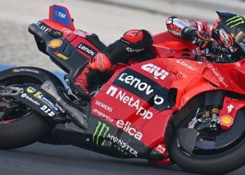 Pecco Bagnaia puxou dos galões e liderou do início ao fim em Losail; Brad Binder e Jorge Martín tiveram aguerrida batalha