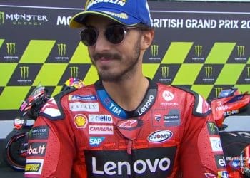 Pecco Bagnaia frustrado: ‘Perder potencialmente a pole por causa de um autocolante…; A situação neste momento é ridícula com as boleias’