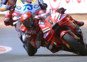 Marco Melandri faz alerta de segurança no acidente Bagnaia/Álex Márquez: ‘As asas deles estão enganchadas’