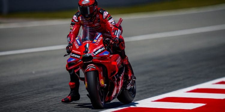 Francesco Bagnaia critica Barcelona e quer novo asfalto: ‘Estamos nesta situação há anos’