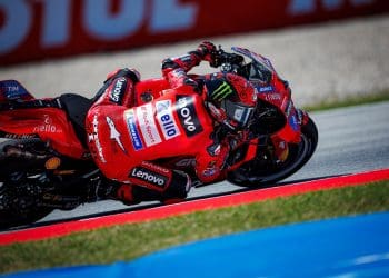 Francesco Bagnaia e a razão da queda: ‘O nível de aderência é um desastre e isto pode acontecer’