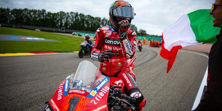 Davide Tardozzi fala de ‘humildade de campeão’ e sublinha: ‘Francesco Bagnaia continua a surpreender’