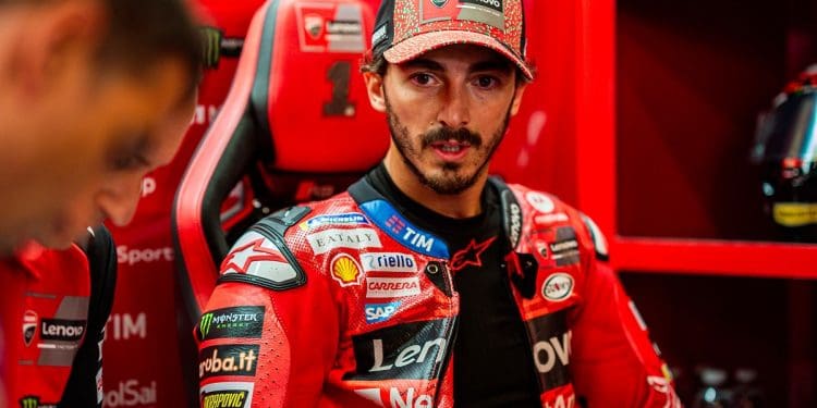 Francesco Bagnaia critica reboques: ‘O que vimos hoje é ridículo; têm de penalizar de maneira forte’