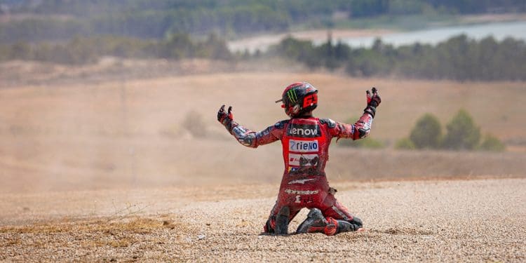 Pecco Bagnaia pede desculpa a Álex Márquez: ‘Fui forte demais nas palavras, não queria dizer que ele me fez cair de propósito’