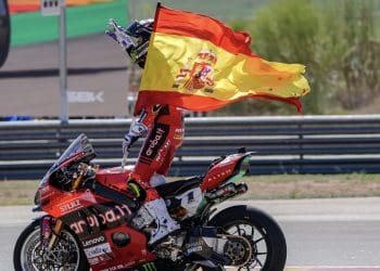 Álvaro Bautista resiste a Toprak Razgatlioglu em Aragão e faz dobradinha