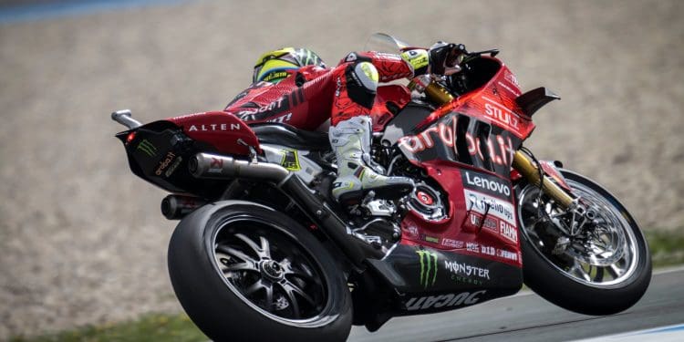 De sétimo até ao primeiro lugar, Álvaro Bautista vence com estrondo em Assen e é o novo líder do campeonato