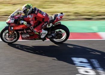 Nicolò Bulega vence corrida 2 do WSBK em Magny-Cours, onde Ivo Lopes foi 19.º; Danilo Petrucci conseguiu o pleno de pódios