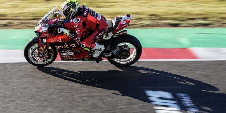 Nicolò Bulega vence corrida 2 do WSBK em Magny-Cours, onde Ivo Lopes foi 19.º; Danilo Petrucci conseguiu o pleno de pódios