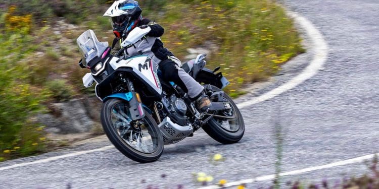 Ensaio: CFMOTO 450MT, aventura fácil por pouco