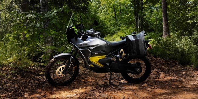 Can-Am Origin, uma versátil moto elétrica que presta tributo a legado de motocross e enduro