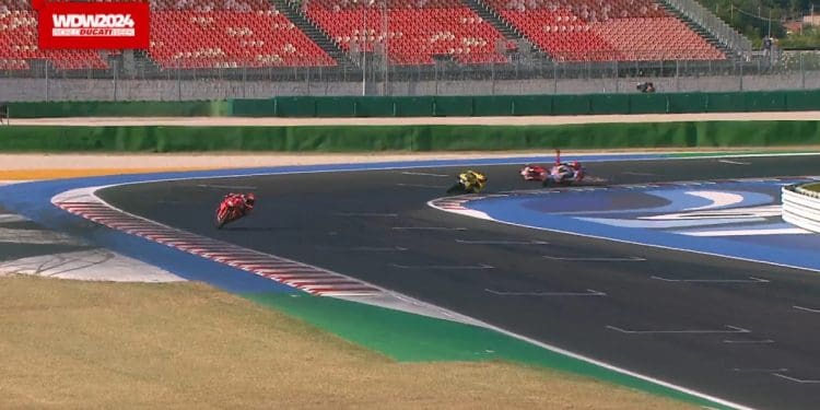 Vídeo: Final polémico da Race of Champions, com possível toque entre Marc Márquez e Nicolò Bulega