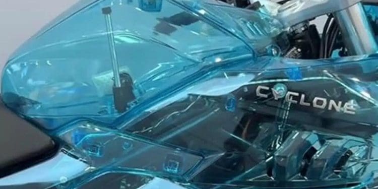 Não se vê todos os dias: Estranha Cyclone RC 410 R Akuarium com carenagem totalmente transparente