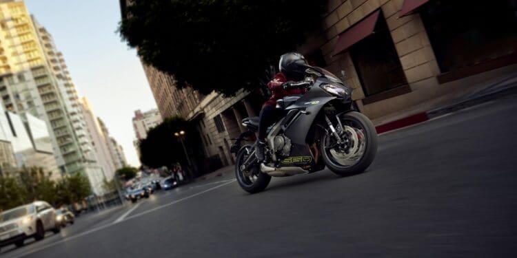 Nova Triumph Daytona 660 – desportiva confortável e fácil de conduzir