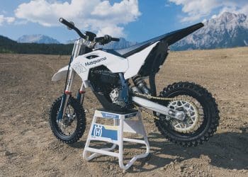 Husqvarna lança nova EE 5 para 2025: bateria mais durável e refrigeração a água