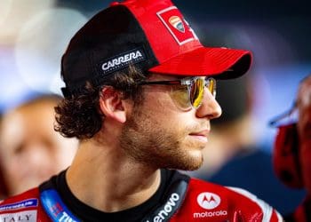 O “frenesim” dos contratos de MotoGP: O futuro de Bastianini em aberto com as conversações com a Aprilia a aquecerem, segundo o seu manager Carlo Pernat