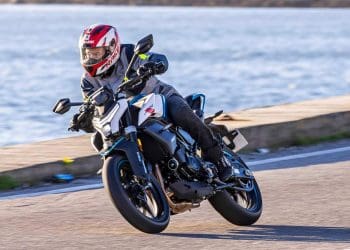 Ensaio – CFMOTO 450NK – prenda dos 18 anos