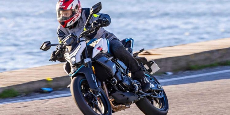 Ensaio – CFMOTO 450NK – prenda dos 18 anos