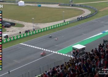 Vídeos: O final dramático da corrida de Moto3 em Buriram, com queda de Furusato e ataque falhado à liderança