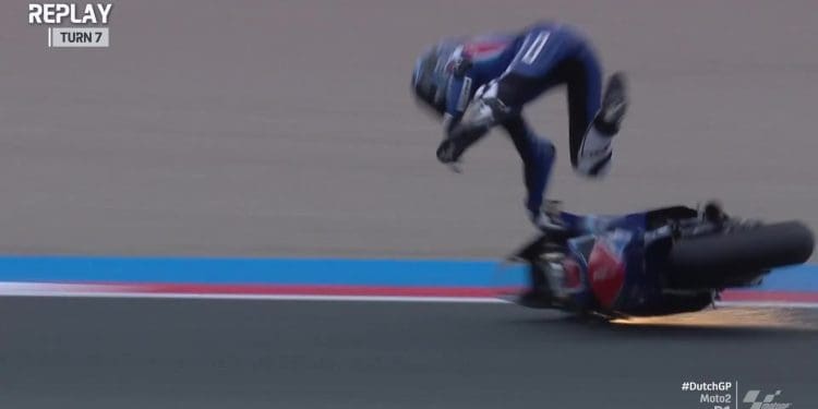 Vídeo: Joe Roberts sofreu queda violenta no treino 1 de Moto2 em Assen