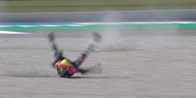 Vídeo: Aleix Espargaró sofreu acidente forte no fim da corrida Sprint