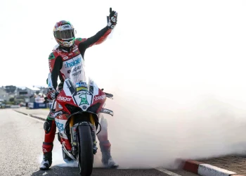 Glenn Irwin é o grande vencedor do North West 200 e tornou-se o piloto com mais vitórias nas Superbike