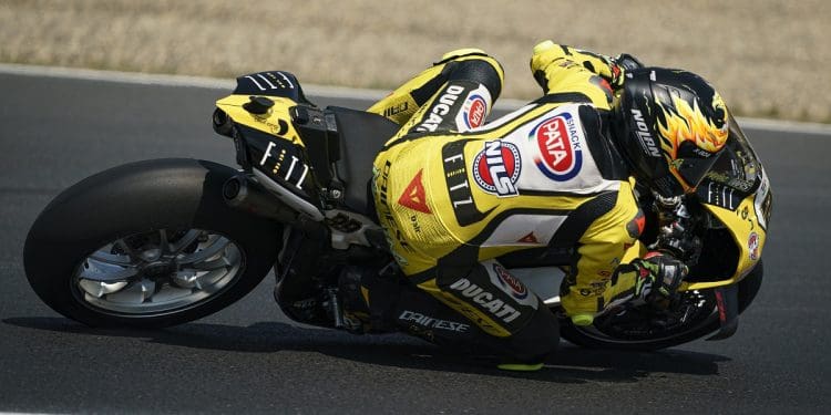 Andrea Iannone bateu Pecco Bagnaia para selar pole position na Race of Champions; Marc Márquez em sexto