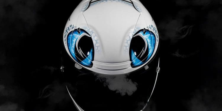 Sorria, está a ser observado: Um capacete com «olhos de dragão»