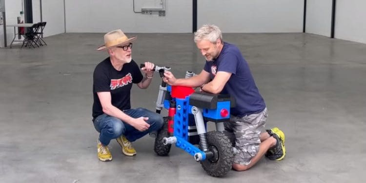 Honda Monkey em versão Lego… de tamanho real!