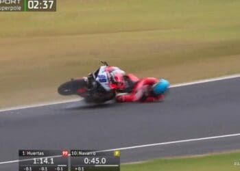 Vídeo: O highside que podia ter saído caro a Adrián Huertas em Phillip Island
