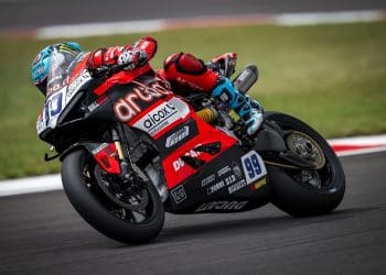 Adrián Huertas arrebatou pole position do WSSP em Donington Park com volta recorde