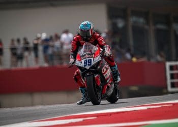 Adrián Huertas dominou e parte da pole position do WSSP em Magny-Cours com volta recorde