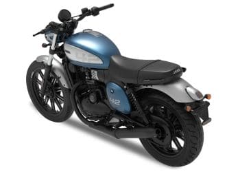 Nova e retro, eis a Jawa 42 FJ… com uma homenagem especial