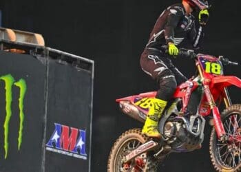 Jett Lawrence imbatível no AMA 450SX em Detroit; Chase Sexton voltou à liderança no campeonato