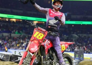 Um espetáculo a dois dois… mas apenas um vencedor: Jett Lawrence venceu a Tripla Coroa AMA 450SX em Indianapolis