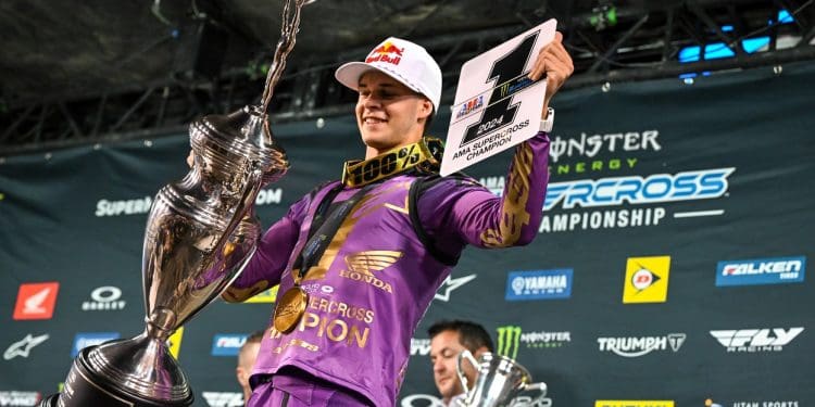 Jett Lawrence fez história e conquistou título no AMA 450SX, na sua época de estreia, num dia em que ex-campeão Chase Sexton dominou