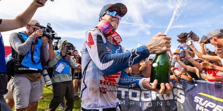 Jett Lawrence domina 450MX em High Point com dupla vitória e está mais próximo da liderança no campeonato