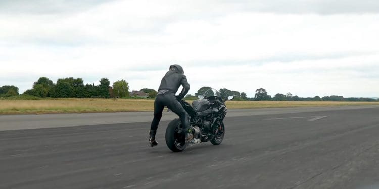 Assustador: Jonny Davies bateu recorde do mundo agarrado a uma Kawasaki Ninja H2 SX