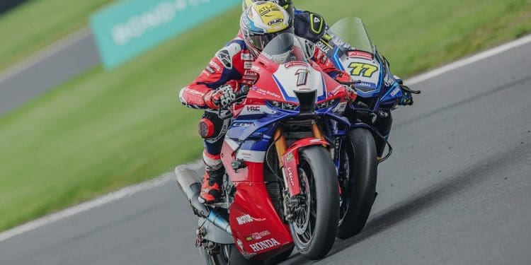 Vídeo: De cortar a respiração, um final épico do BSB na batalha feroz entre Kyle Ryde e Tommy Bridewell até à última volta pelo título