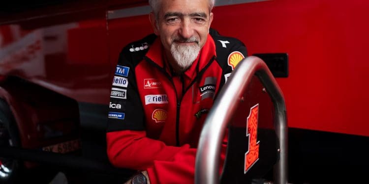 De uma acordo de aperto de mão com Jorge Martin, para um contrato assinado com Marc Márquez
