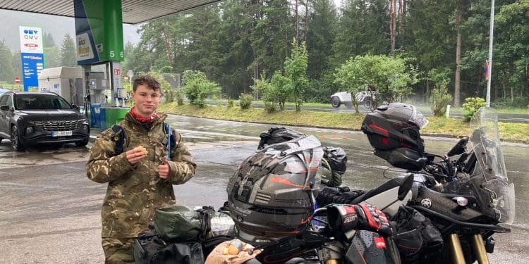 É preciso coragem! Jovem de 17 anos tirou carta de condução e lançou-se à aventura no Trans Euro Trail