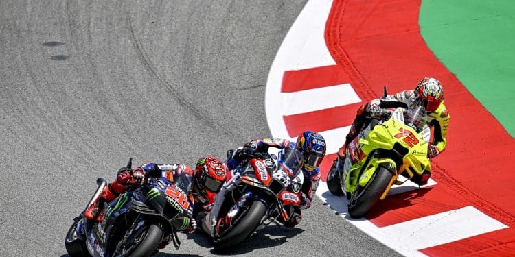 Vídeo: A dupla ultrapassagem de Fabio Quartararo a Miguel Oliveira e Bezzecchi na última volta em Barcelona