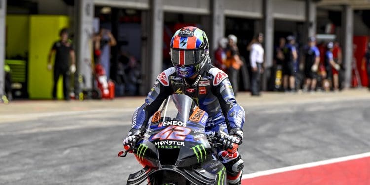 Álex Rins em grandes dificuldades não foi além de último em Barcelona