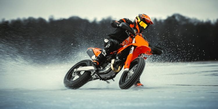 Vídeo: Testes inclementes, protótipo da nova KTM 450 SMR levado aos limites