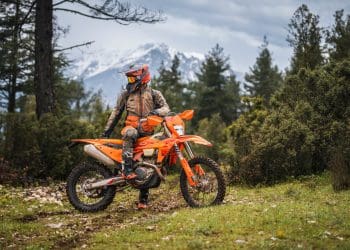KTM com moto e decoração especial para o ISDE