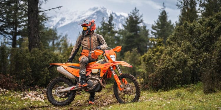 KTM com moto e decoração especial para o ISDE