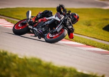 KTM 990 DUKE R: Mais agressiva e atrevida – A nova versão que promete «castigar» a concorrência