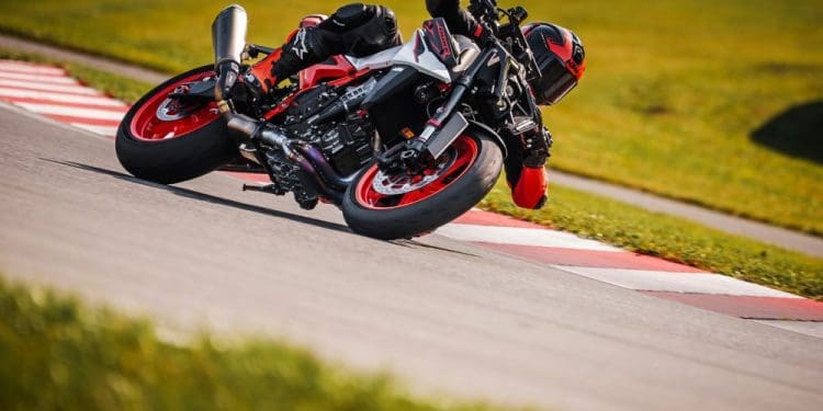 KTM 990 DUKE R: Mais agressiva e atrevida – A nova versão que promete «castigar» a concorrência