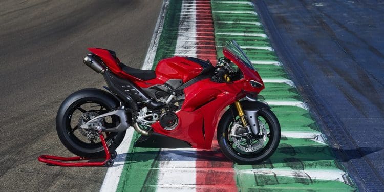 Michele Pirro diz que nova Panigale V4 é ‘ponto de viragem’ e ‘uma moto de MotoGP de estrada’