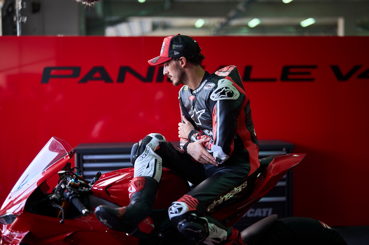 Francesco Bagnaia já conhece a nova Ducati Panigale V4: ‘Fiquei surpreendido, é muito intuitiva e fácil’